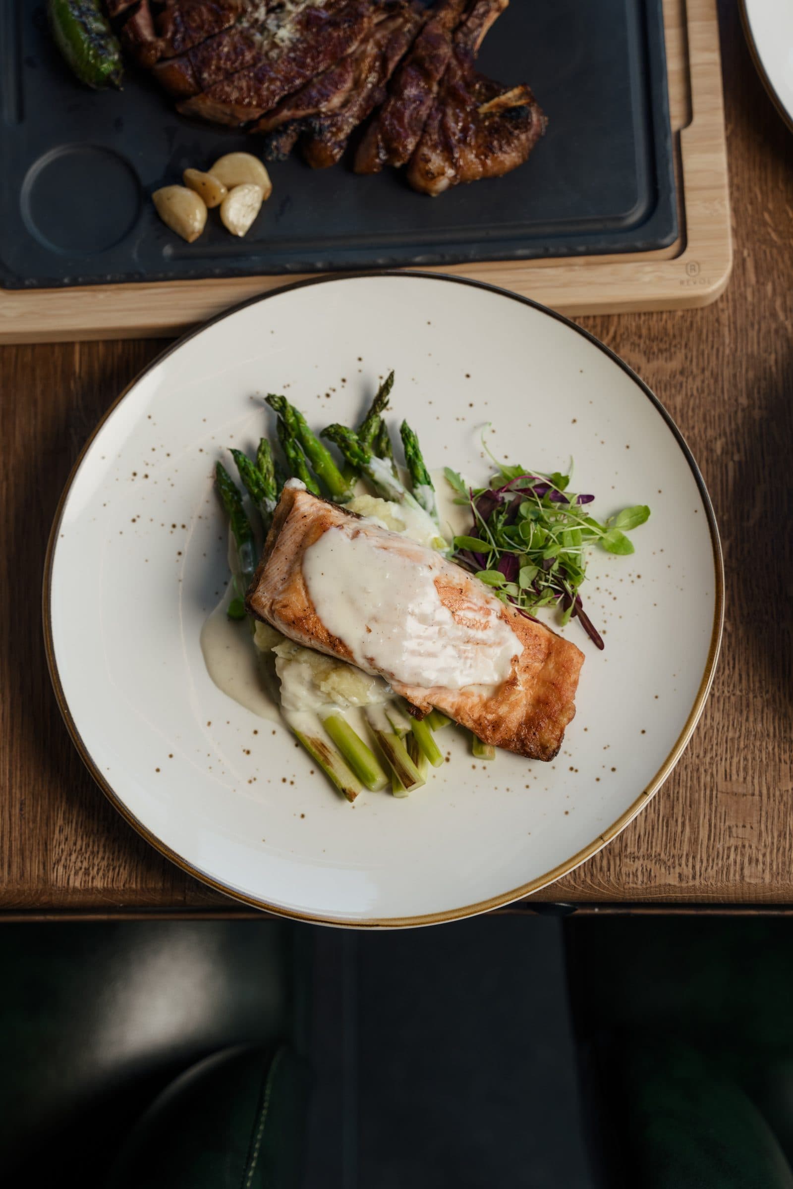Salmon with grilled asparagus and mashed potatoes